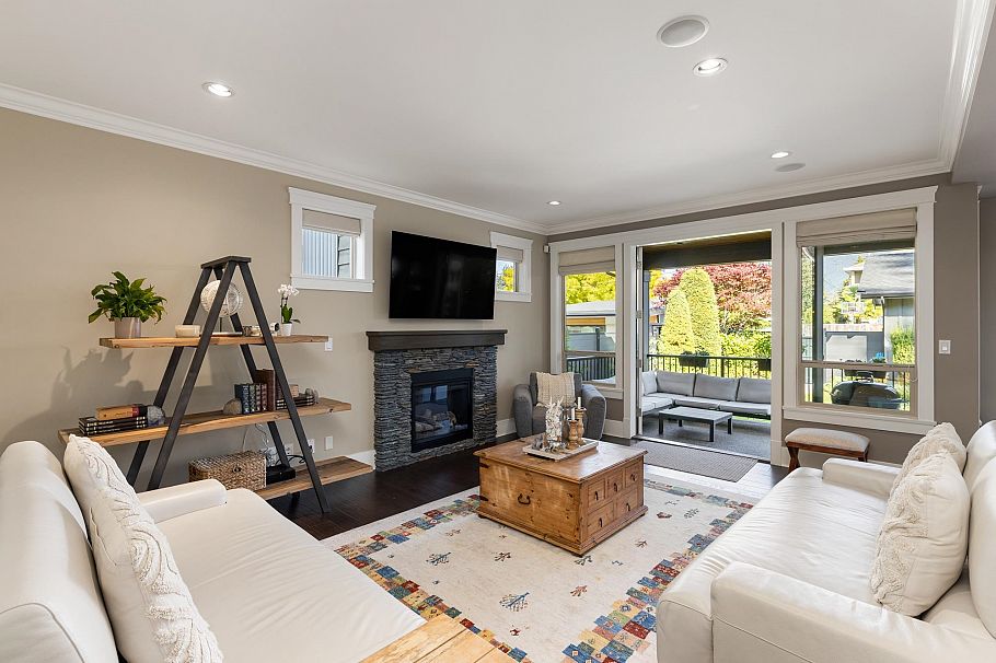 358 W 15th Street North Vancouver, BC - 18