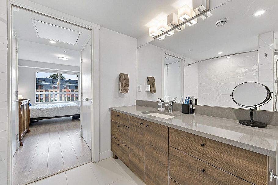 305 1519 Crown Street North Vancouver, BC - 24