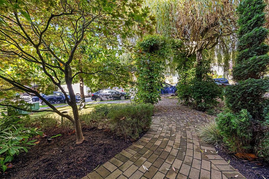 1 651 W 14th Street North Vancouver, BC - 2