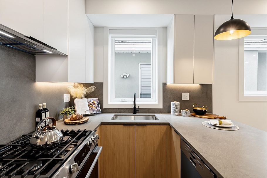 1 3268 E 18 Avenue Vancouver, BC - 12