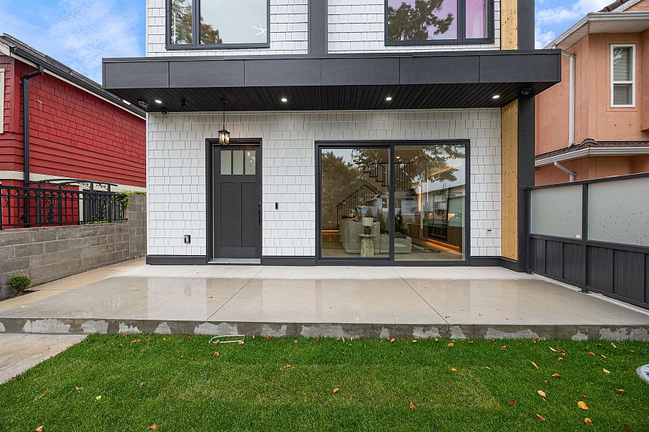 1 2070 E 26th Avenue Vancouver, BC - 4
