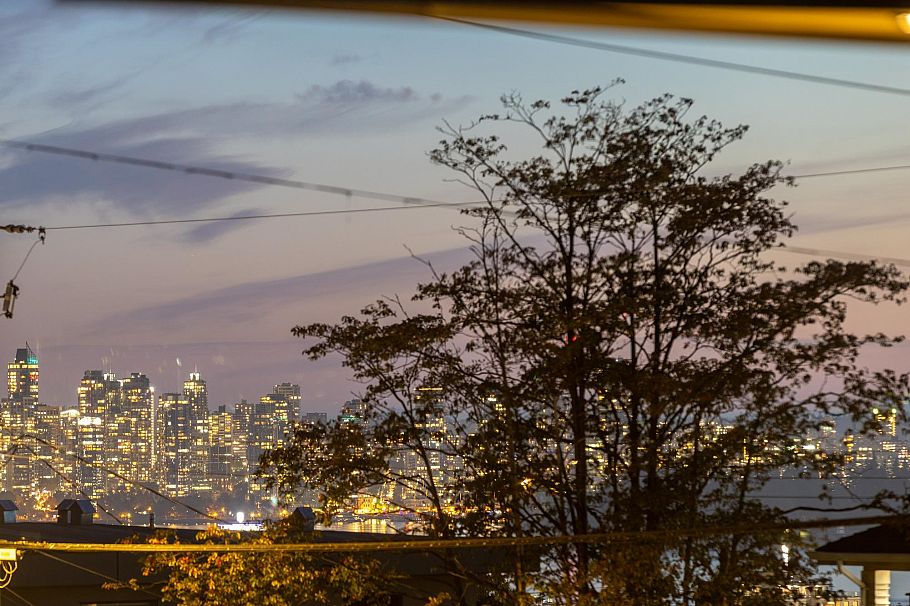 358 W 15th Street North Vancouver, BC - 24