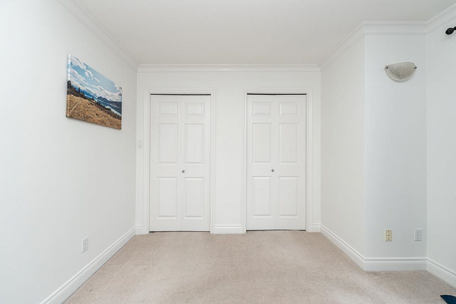 302 128 W 21st Street North Vancouver, BC - 21