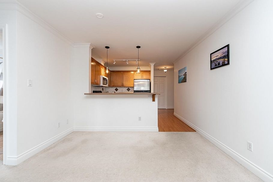 302 128 W 21st Street North Vancouver, BC - 12