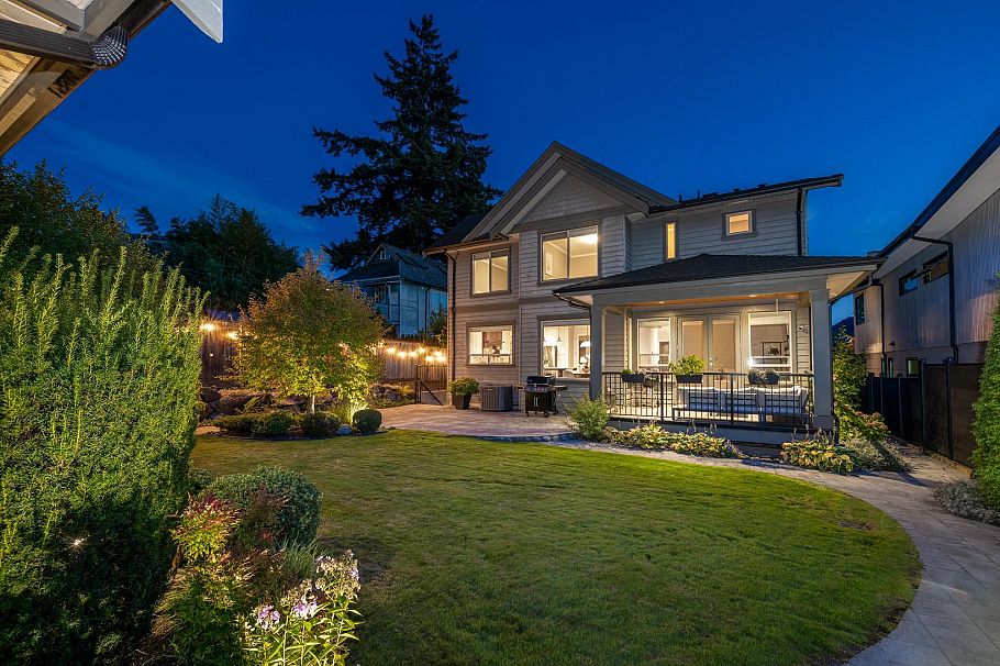 358 W 15th Street North Vancouver, BC - 37