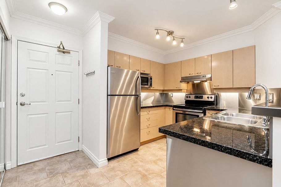 103 3625 Windcrest Drive North Vancouver, BC - 4