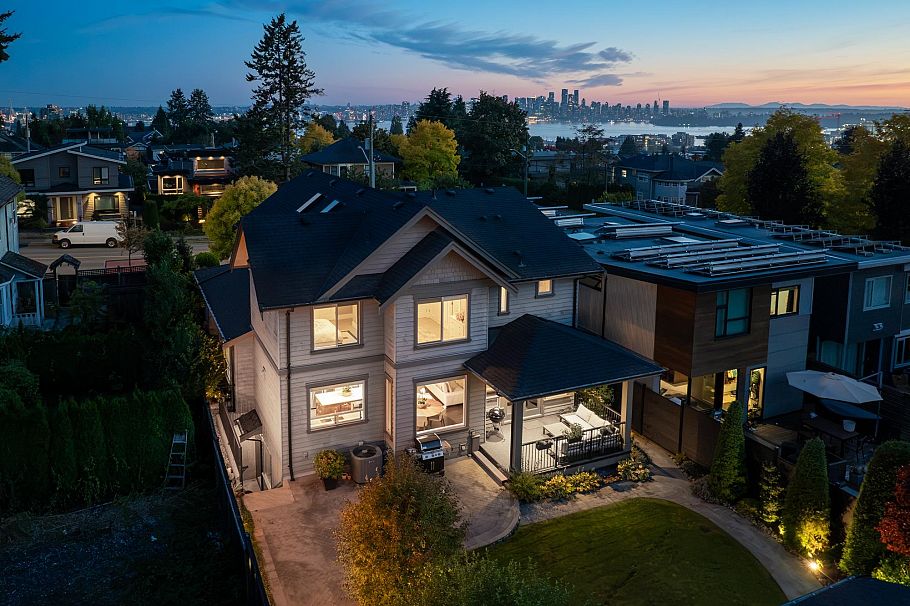 358 W 15th Street North Vancouver, BC - 38