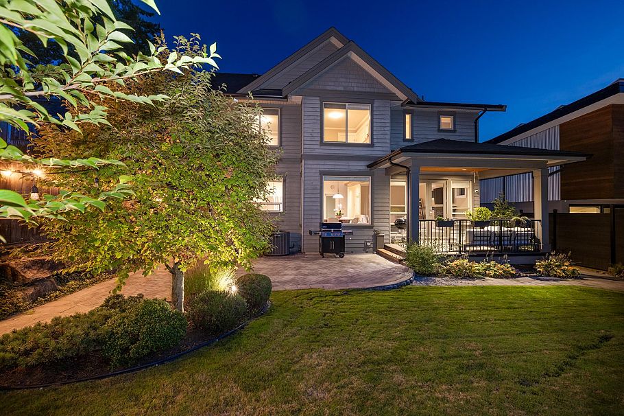 358 W 15th Street North Vancouver, BC - 36