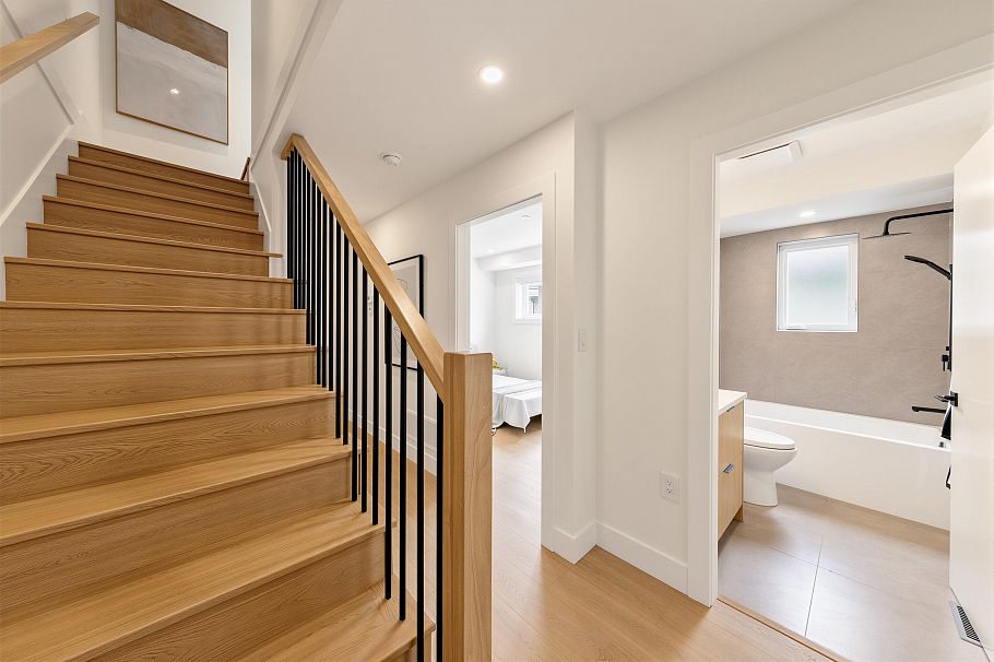 1 3268 E 18 Avenue Vancouver, BC - 24