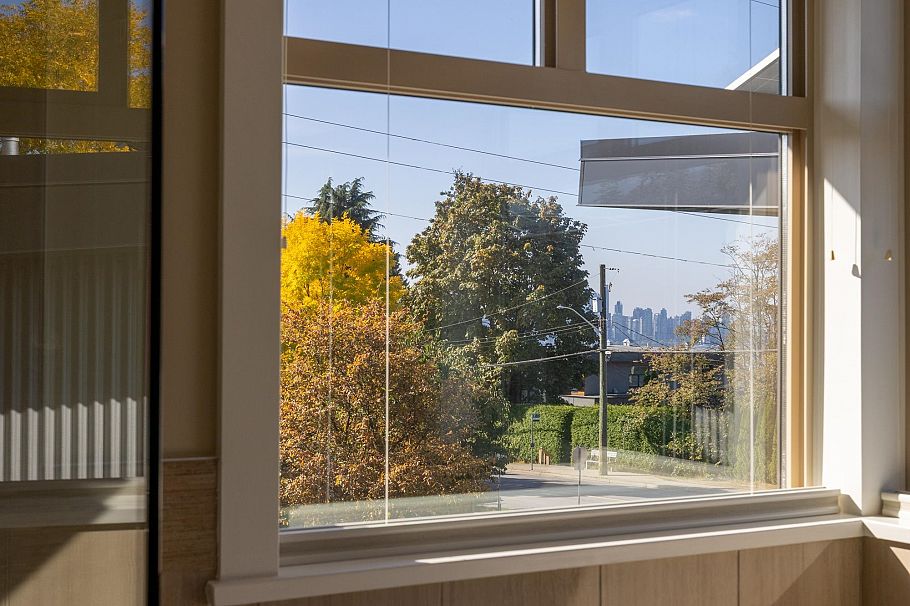 358 W 15th Street North Vancouver, BC - 23