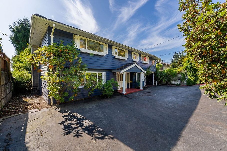 741 Montroyal Boulevard North Vancouver, BC - 2