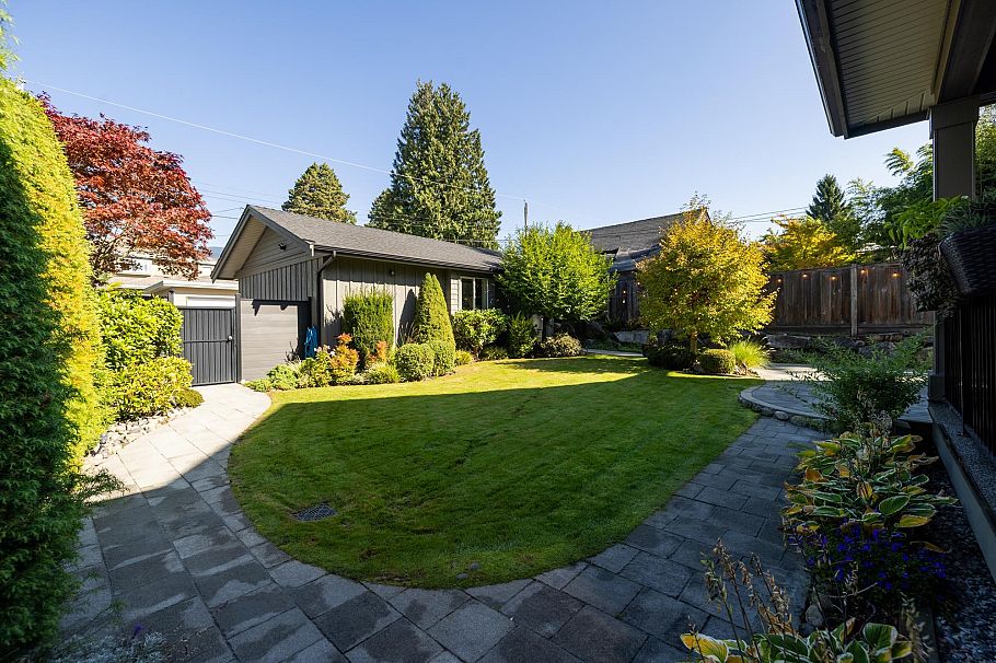 358 W 15th Street North Vancouver, BC - 27