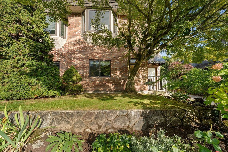 1952 Chesterfield Avenue North Vancouver, BC - 37