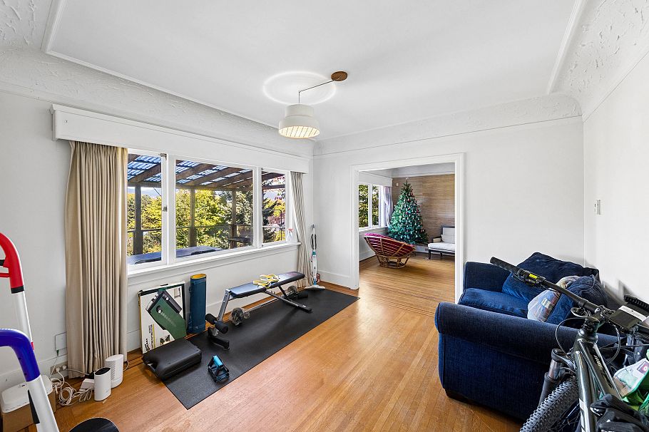 3993 W 10th Avenue Vancouver, BC - 9