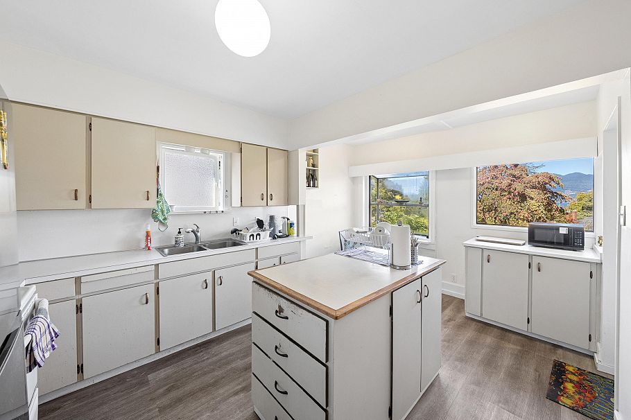 3993 W 10th Avenue Vancouver, BC - 12