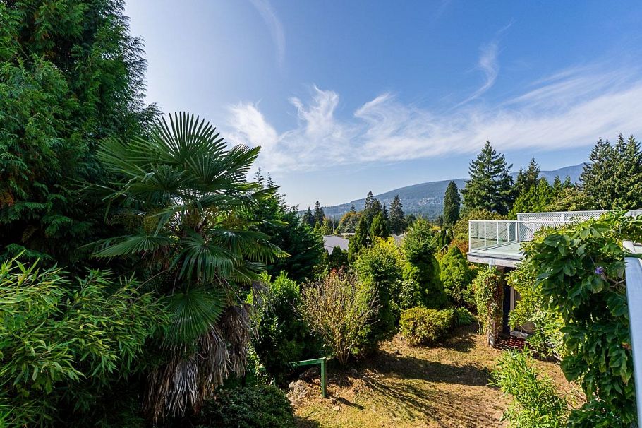 741 Montroyal Boulevard North Vancouver, BC - 38