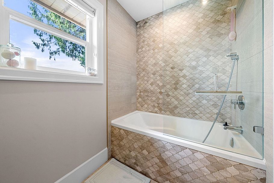 1259 W Keith Road North Vancouver, BC - 31