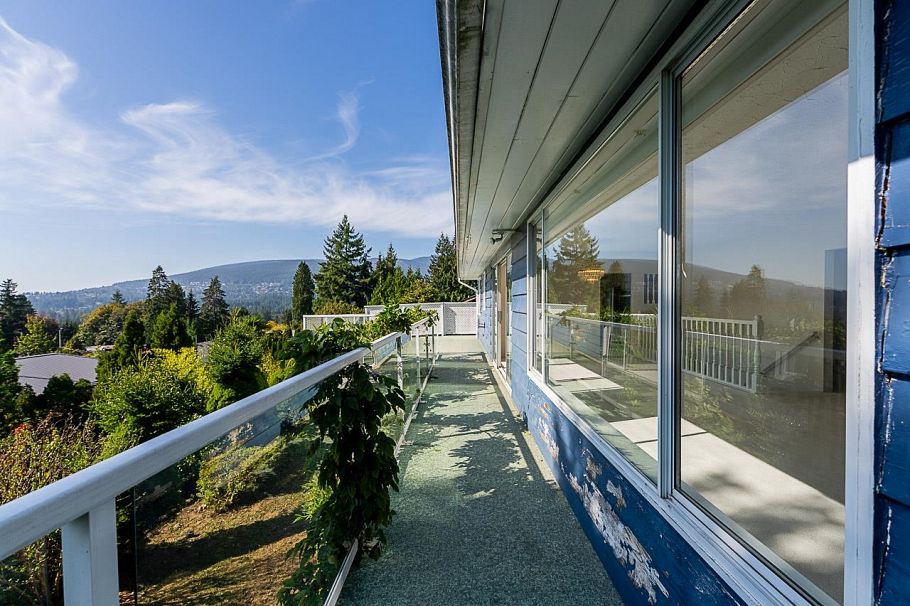 741 Montroyal Boulevard North Vancouver, BC - 34