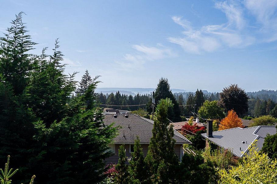 741 Montroyal Boulevard North Vancouver, BC - 33