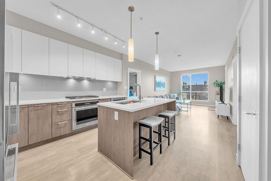 303 625 E 3rd Street North Vancouver, BC - 1
