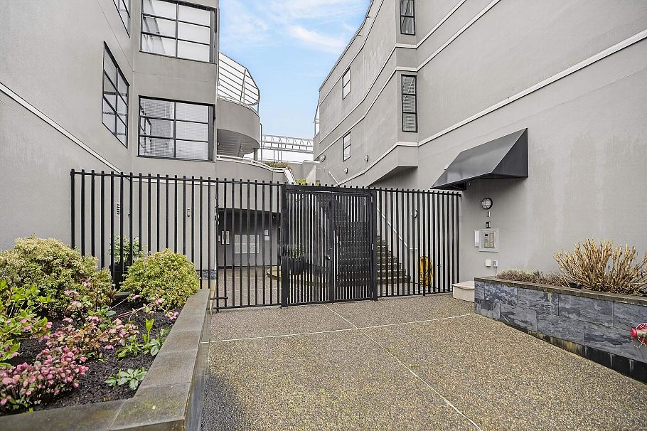 204 3151 Woodbine Drive North Vancouver, BC - 2