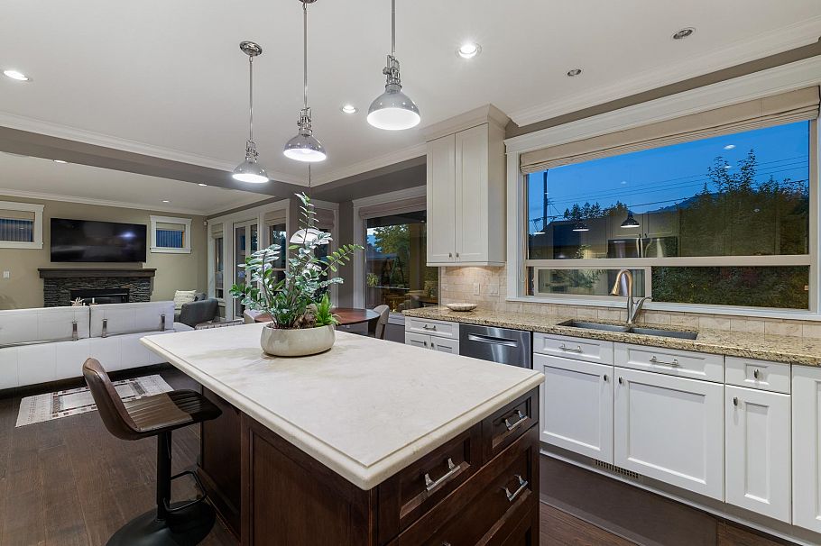 358 W 15th Street North Vancouver, BC - 13
