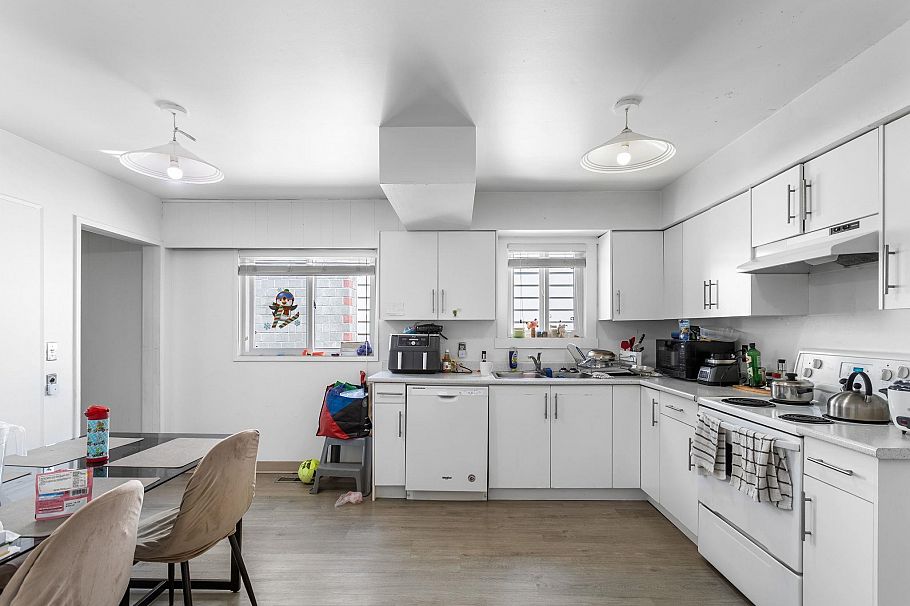 3186 E 28th Avenue Vancouver, BC - 8