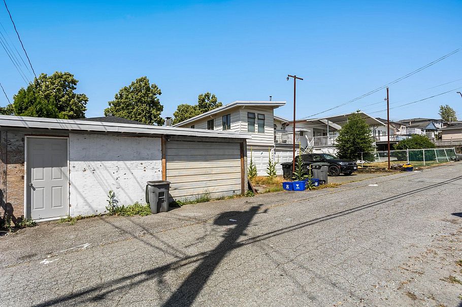 3186 E 28th Avenue Vancouver, BC - 29