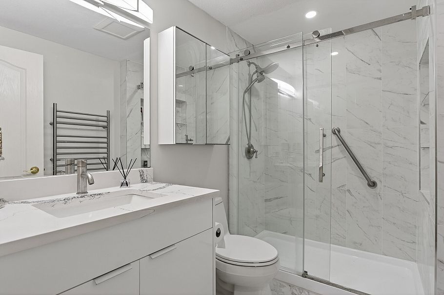 204 3151 Woodbine Drive North Vancouver, BC - 12