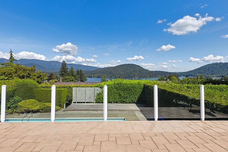 474 Fairway Drive North Vancouver, BC - 2