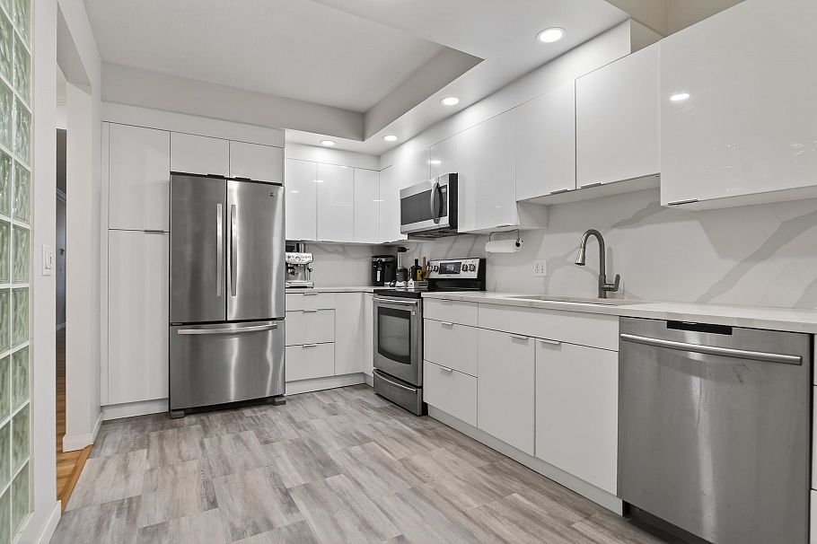 204 3151 Woodbine Drive North Vancouver, BC - 5