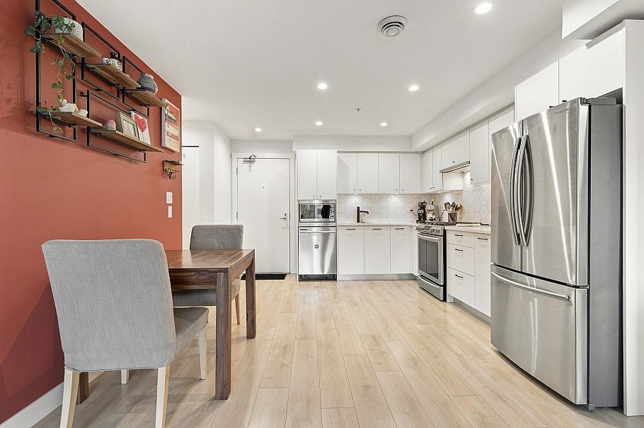 305 1519 Crown Street North Vancouver, BC - 17