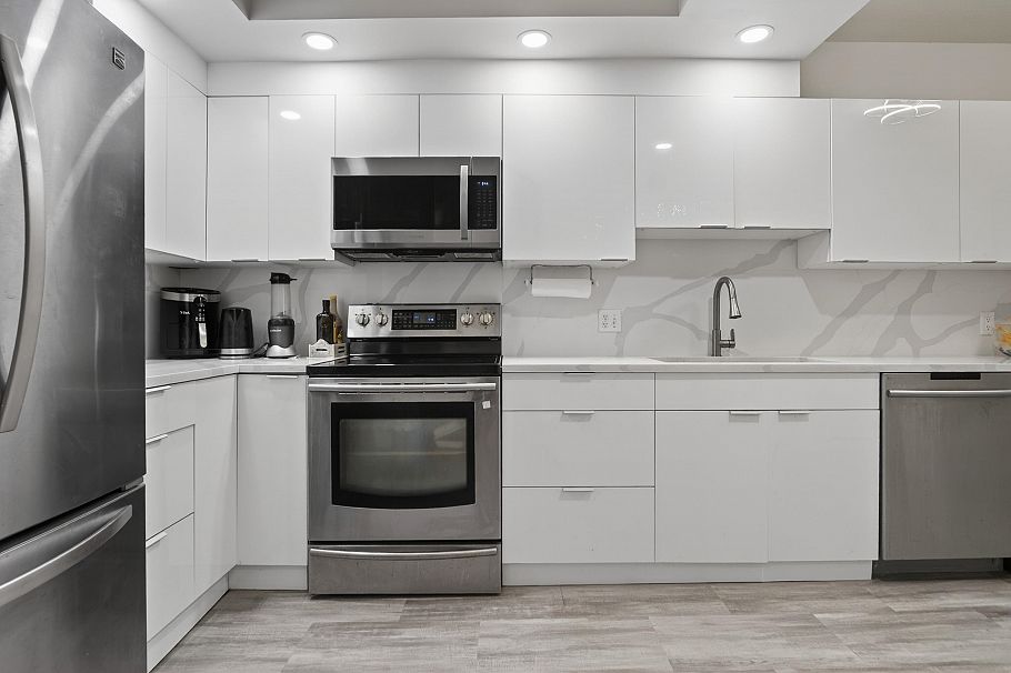 204 3151 Woodbine Drive North Vancouver, BC - 4
