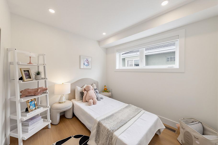 1 3268 E 18 Avenue Vancouver, BC - 18