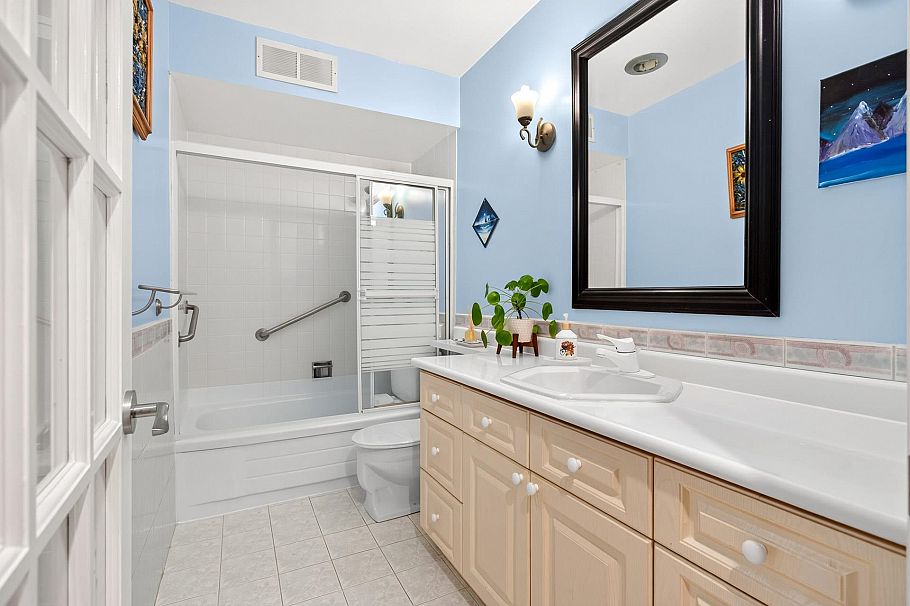 303 1721 St. Georges Avenue North Vancouver, BC - 23