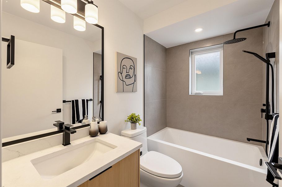 1 3268 E 18 Avenue Vancouver, BC - 23