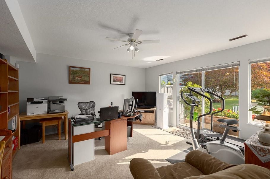 5 3634 Garibaldi Drive North Vancouver, BC - 36