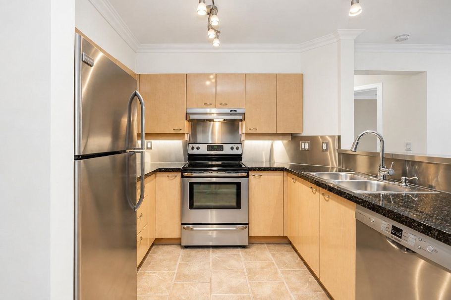103 3625 Windcrest Drive North Vancouver, BC - 3