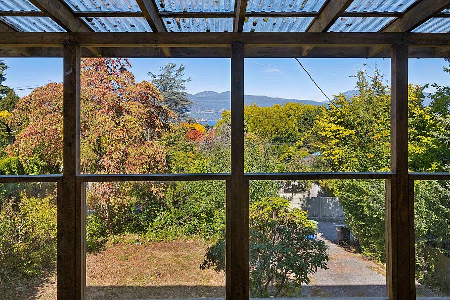 3993 W 10th Avenue Vancouver, BC - 2