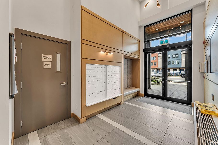303 625 E 3rd Street North Vancouver, BC - 35