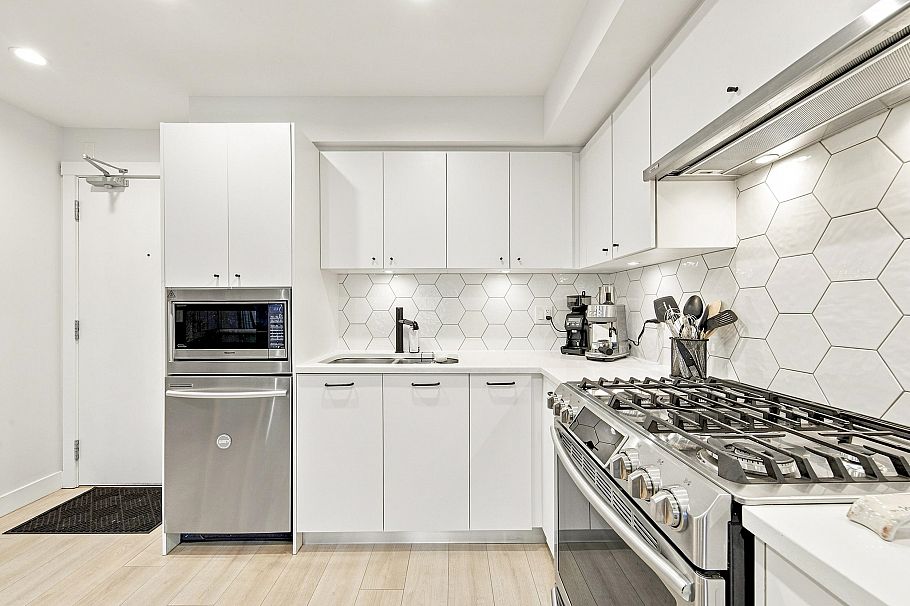 305 1519 Crown Street North Vancouver, BC - 13