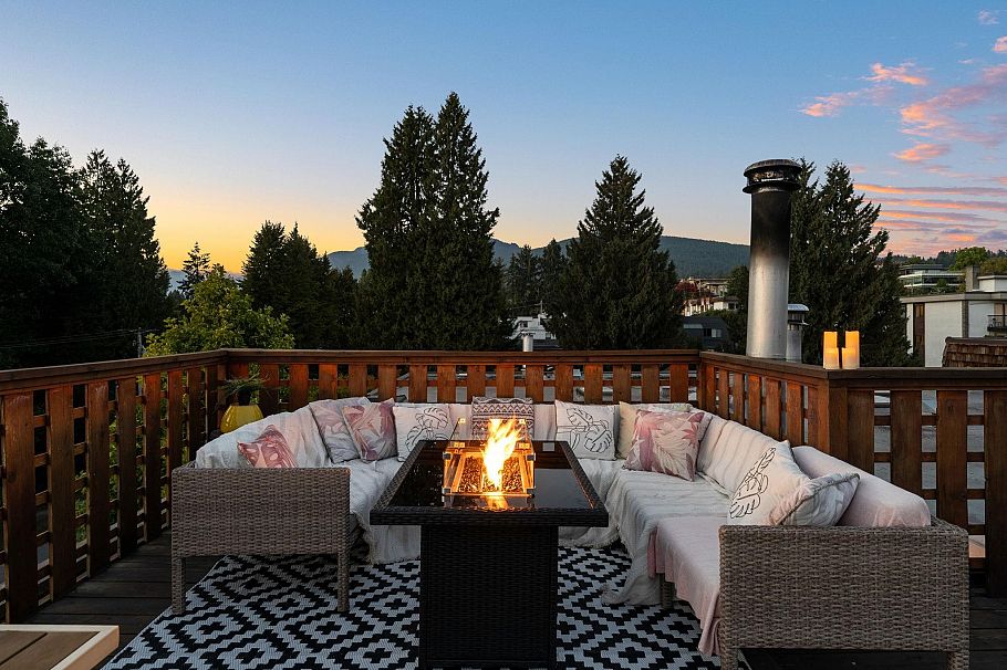 1952 Chesterfield Avenue North Vancouver, BC - 30