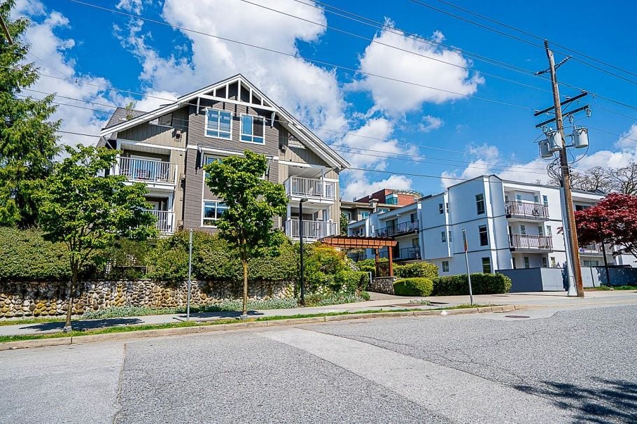 302 128 W 21st Street North Vancouver, BC - 2