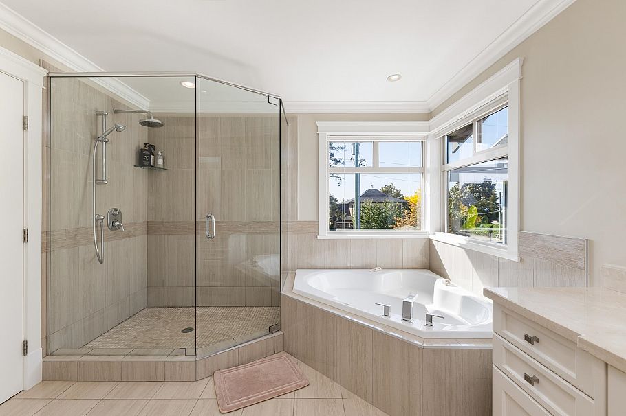 358 W 15th Street North Vancouver, BC - 22