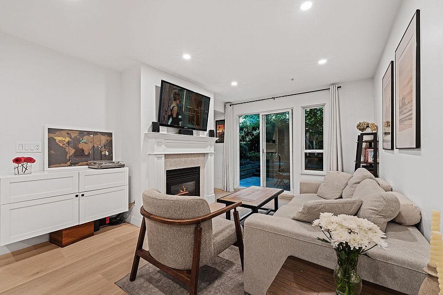 118 365 E 1st Street North Vancouver, BC - 1