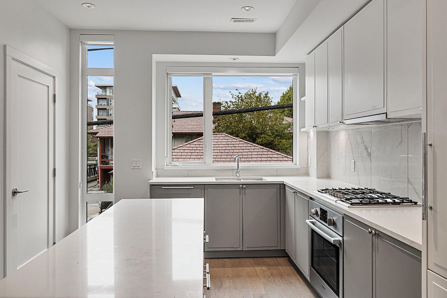 7615 Yukon Street Vancouver, BC - 4
