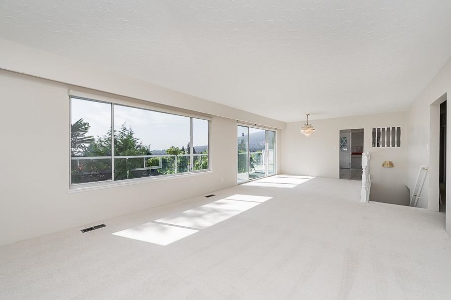 741 Montroyal Boulevard North Vancouver, BC - 14