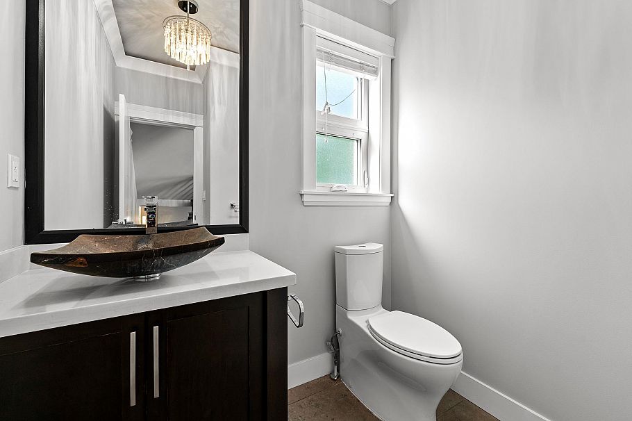 1 651 W 14th Street North Vancouver, BC - 16