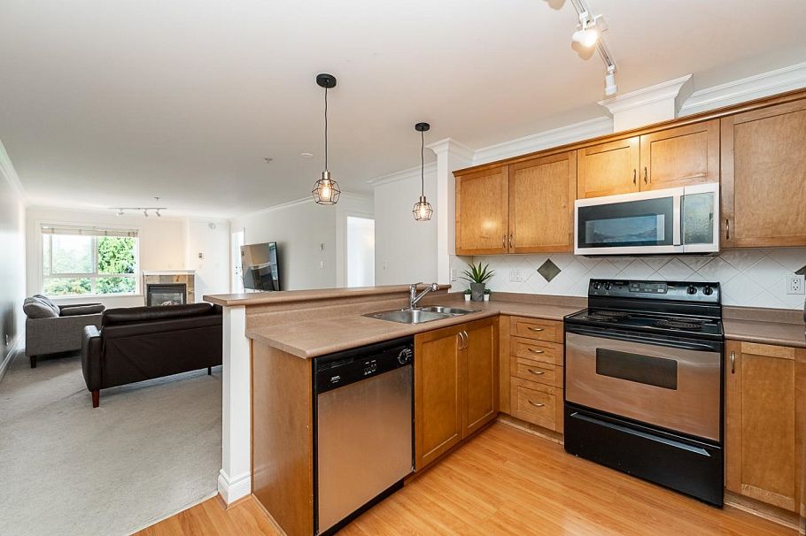 302 128 W 21st Street North Vancouver, BC - 9