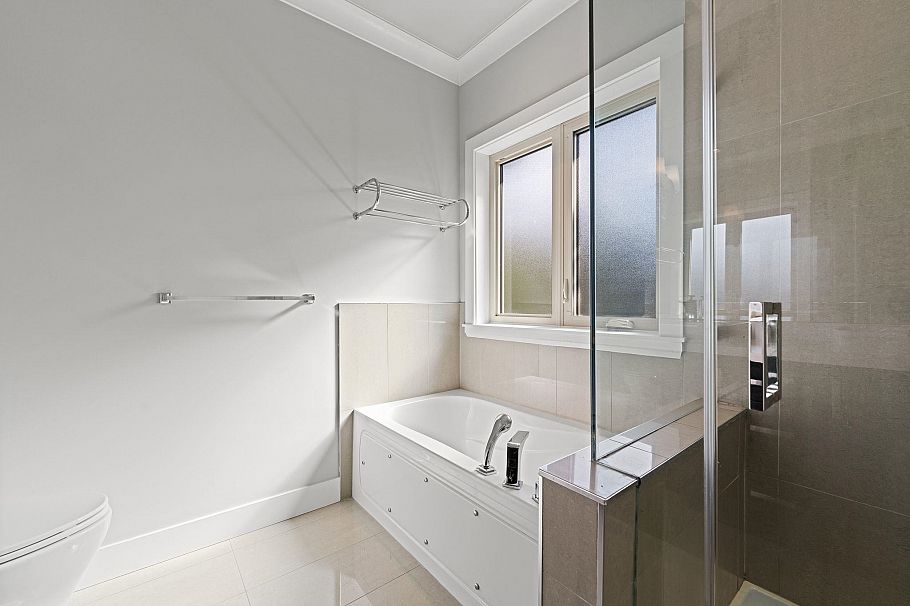 1 651 W 14th Street North Vancouver, BC - 22